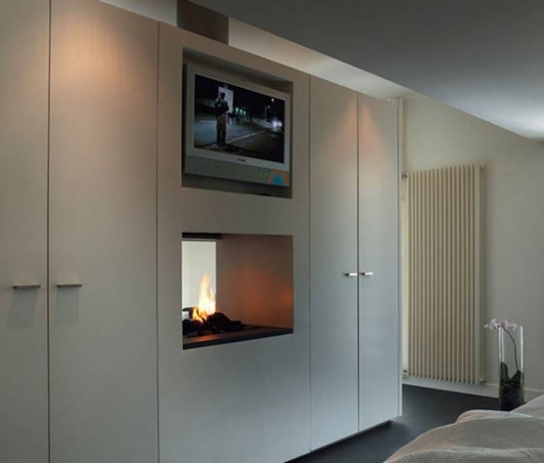 Chic Fireplace Design between Two Rooms by Modus