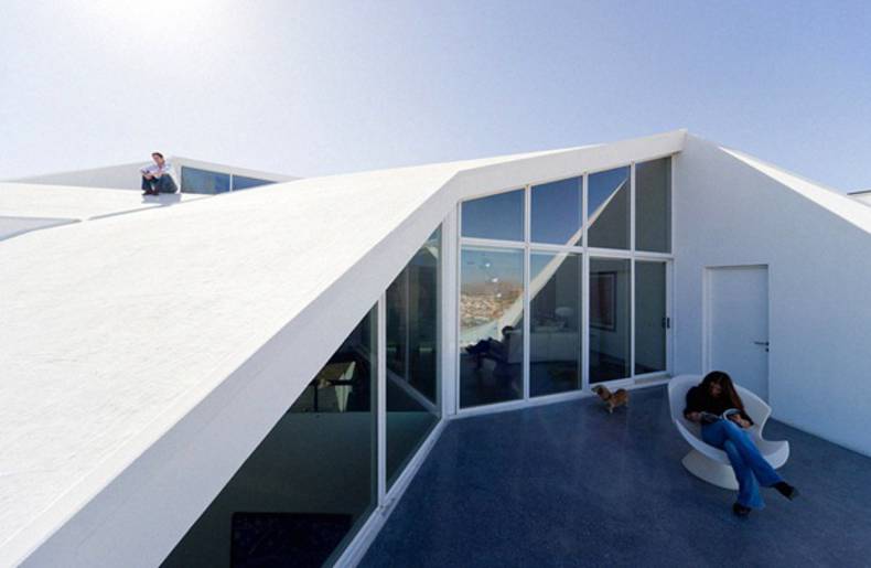 House in Chihuahua - interesting geometry and modern style