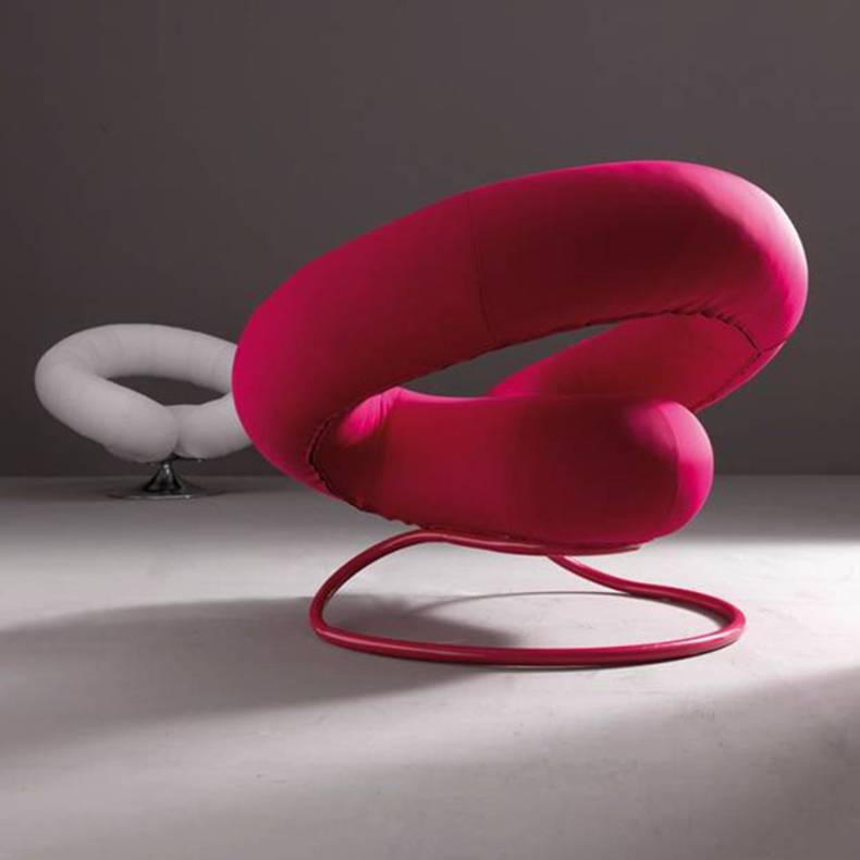 A comfortable embrace with Polis Armchair