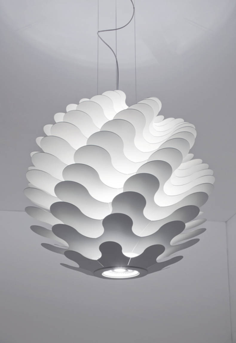 Libera Lamp from Lucente: an Unusual Play of Light and Shadow