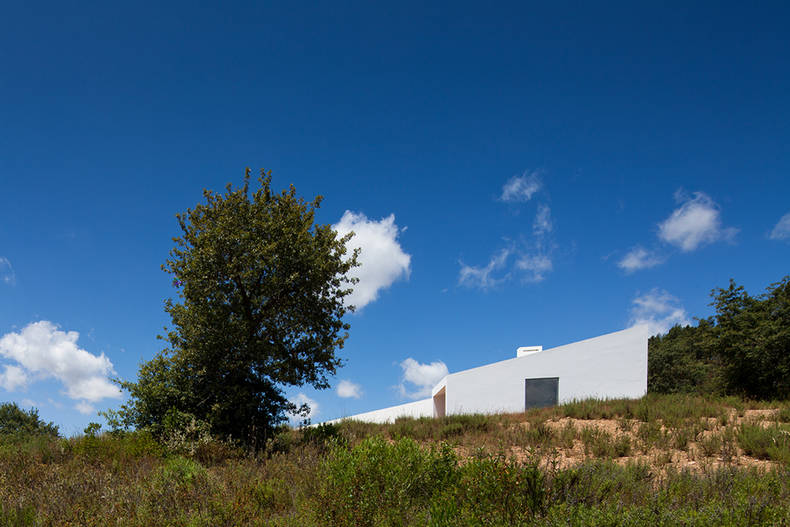 Down the Slope: the House in  Odemira by Vitor Vilhena Architects