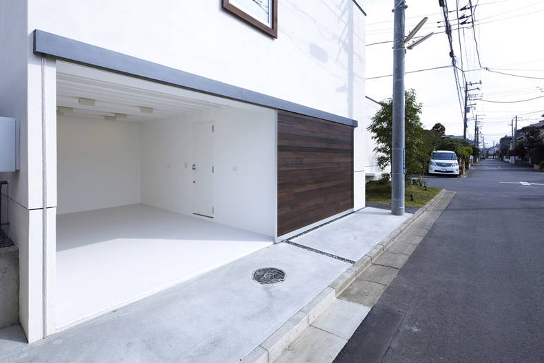 U-shaped House with Outdoor Patio Courtyard in the Center: by Satoru Hirota Architects