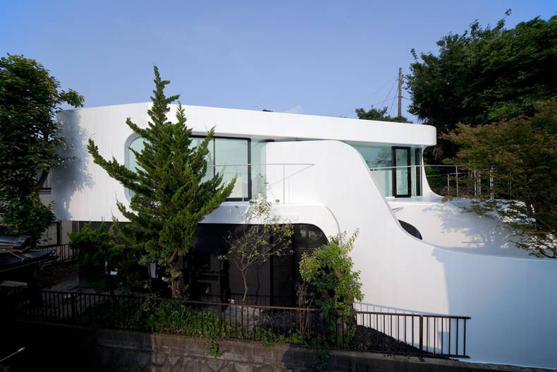 The Celluloid Jam House like a Moebius strip: Norisada Maeda Atelier