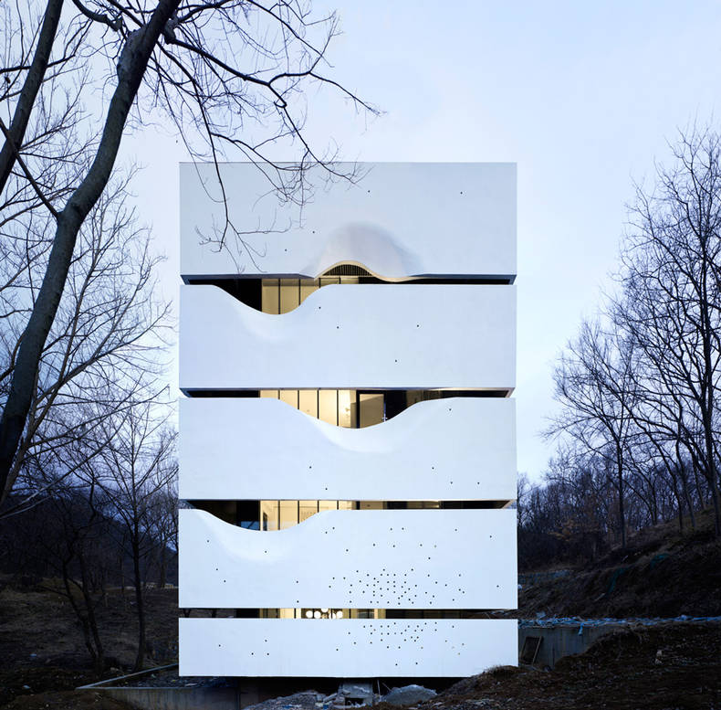Blockhouse which illuminates like a luminary:  AZL architects